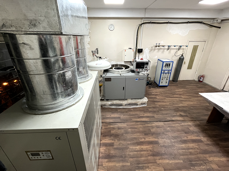 High-temperature vacuum sintering furnace with chiller and gas supply